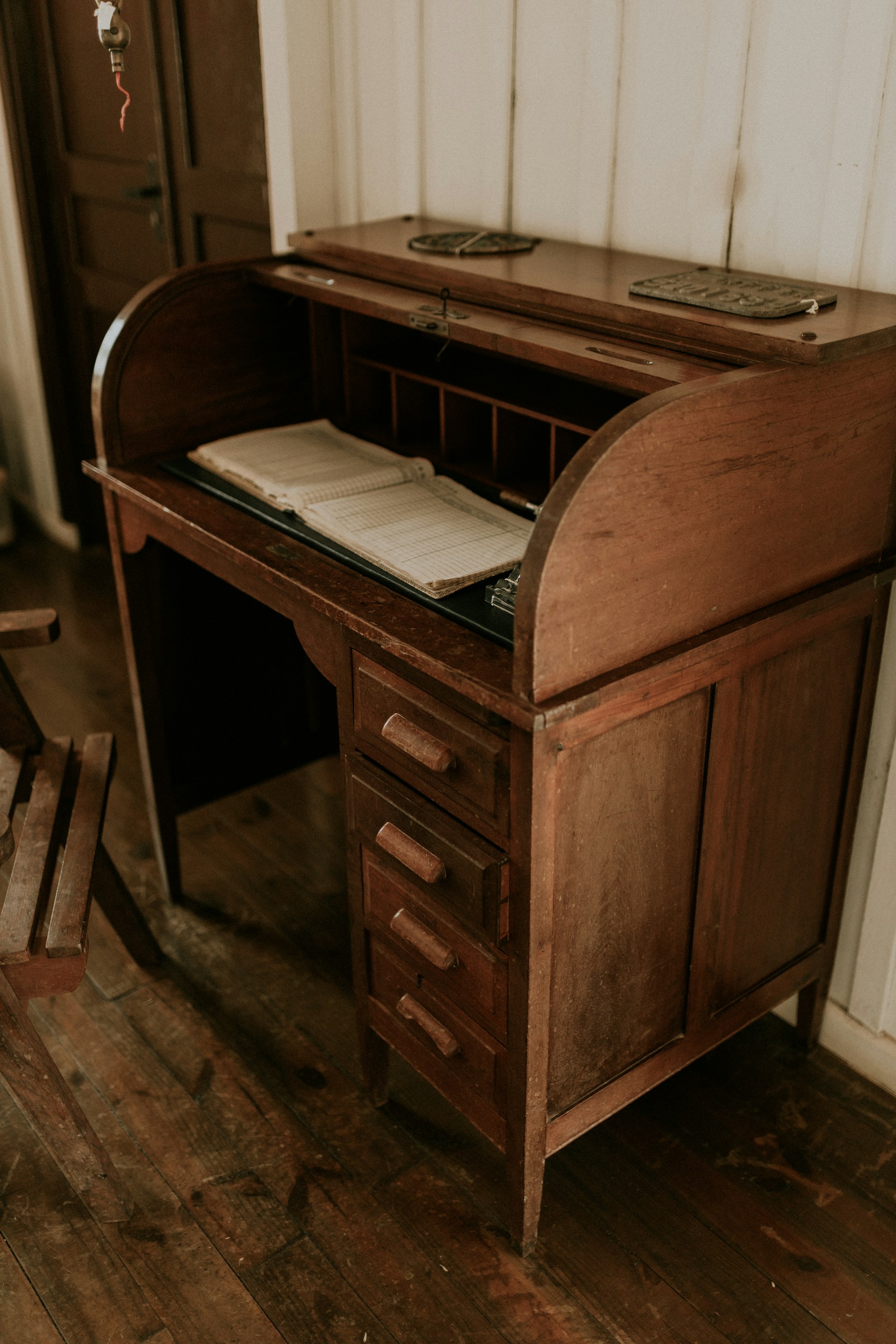 Mobile antico in legno